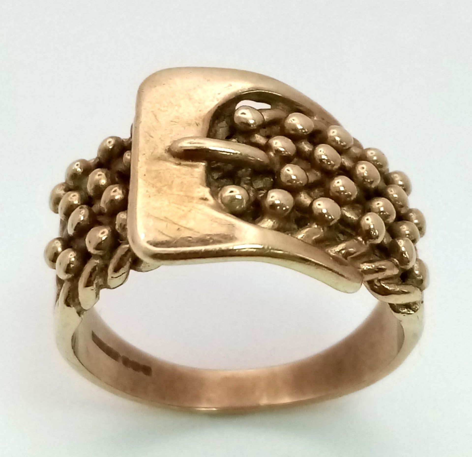 A HEAVY 9K YELLOW GOLD KEEPER & BUCKLE RING, WEIGHT 10G SIZE V