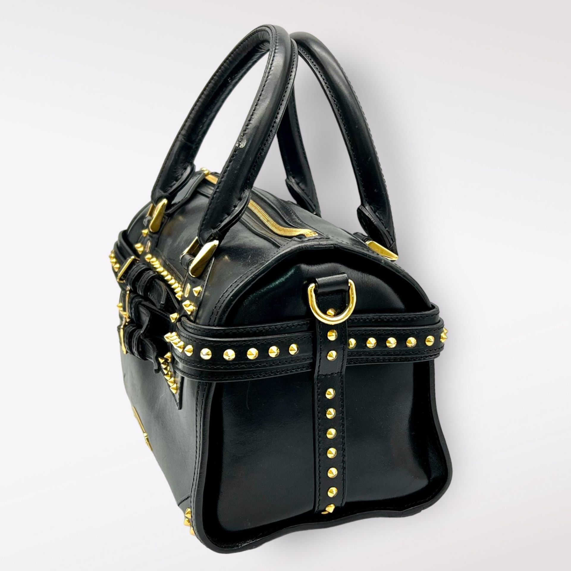 A Burberry Black Leather Stud Handbag. Adjustable studded shoulder strap. Gold-toned hardware. Three - Bild 2 aus 8