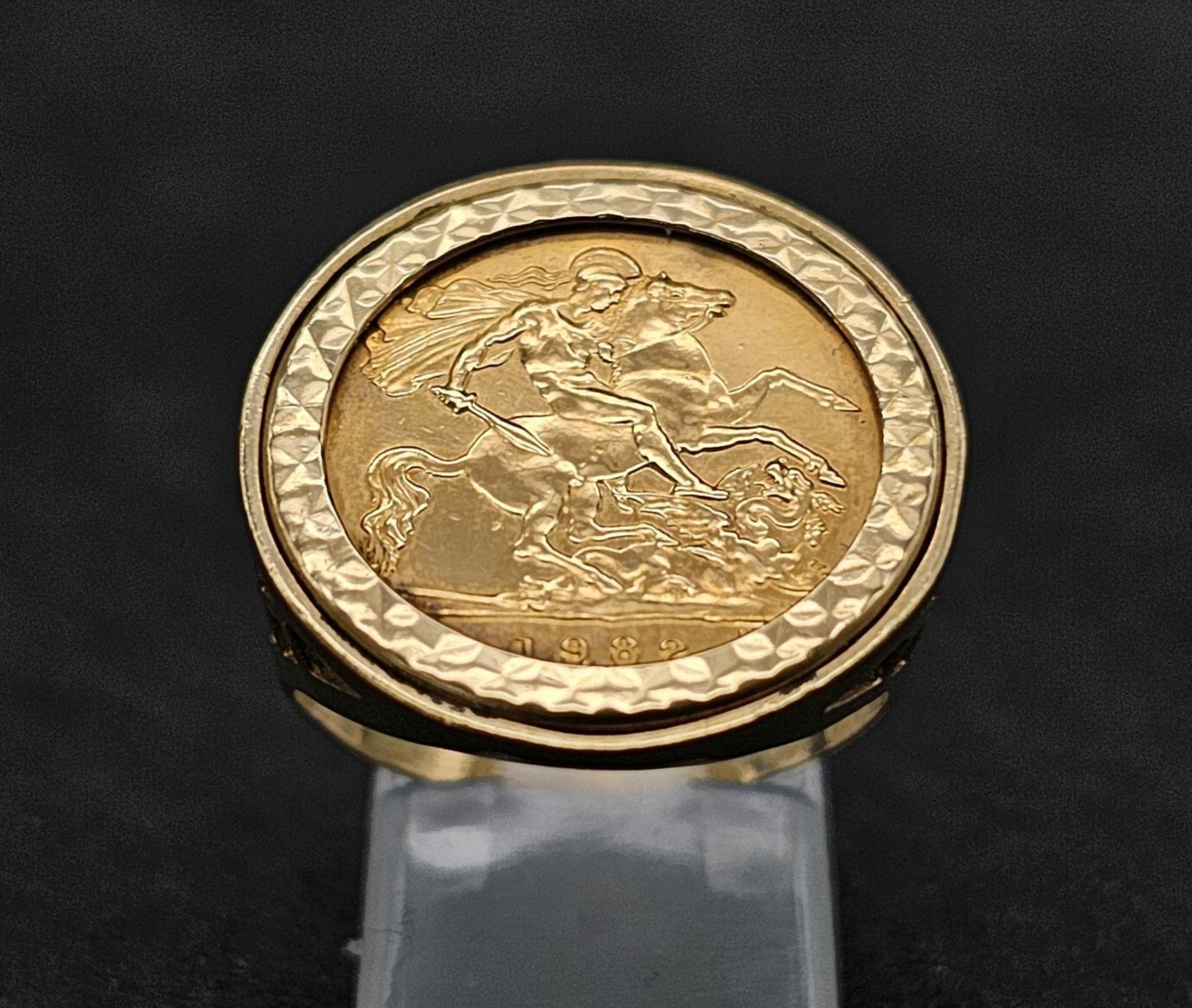 22k yellow gold half sovereign coin, dated 1982 with Queen Elizabeth, set into a 9k yellow gold ring - Bild 3 aus 8