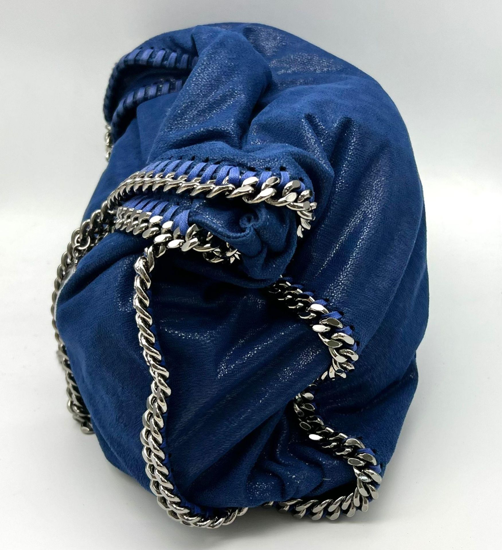A Stella McCartney Falabella Electric Blue Tote Bag. Silver-tone chain shoulder straps. Magnetic - Bild 3 aus 8