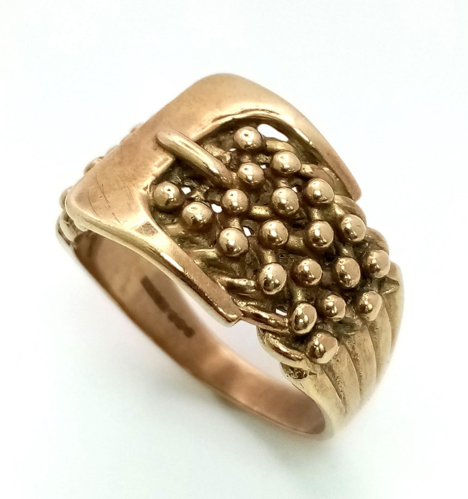 A HEAVY 9K YELLOW GOLD KEEPER & BUCKLE RING, WEIGHT 10G SIZE V - Image 2 of 5