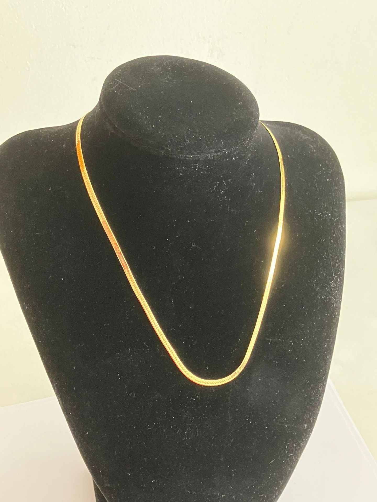 9 carat GOLD CLASSIC HERRINGBONE FLAT NECKLACE with chased pattern. Full UK hallmark. 3.66 grams.