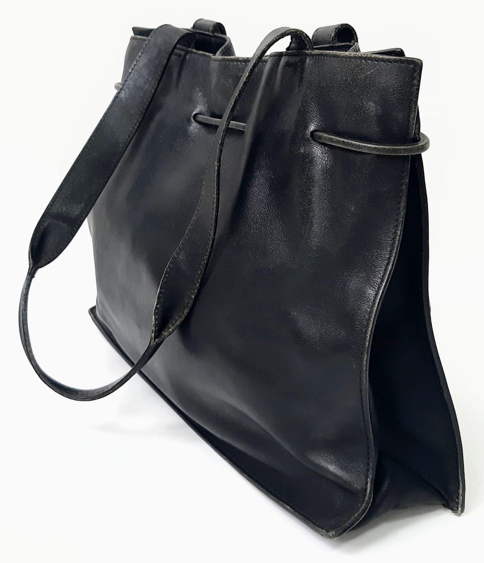 A Gucci Black Leather Small Tote Bag. Gucci monogram textile interior with zipped compartment. - Bild 4 aus 17