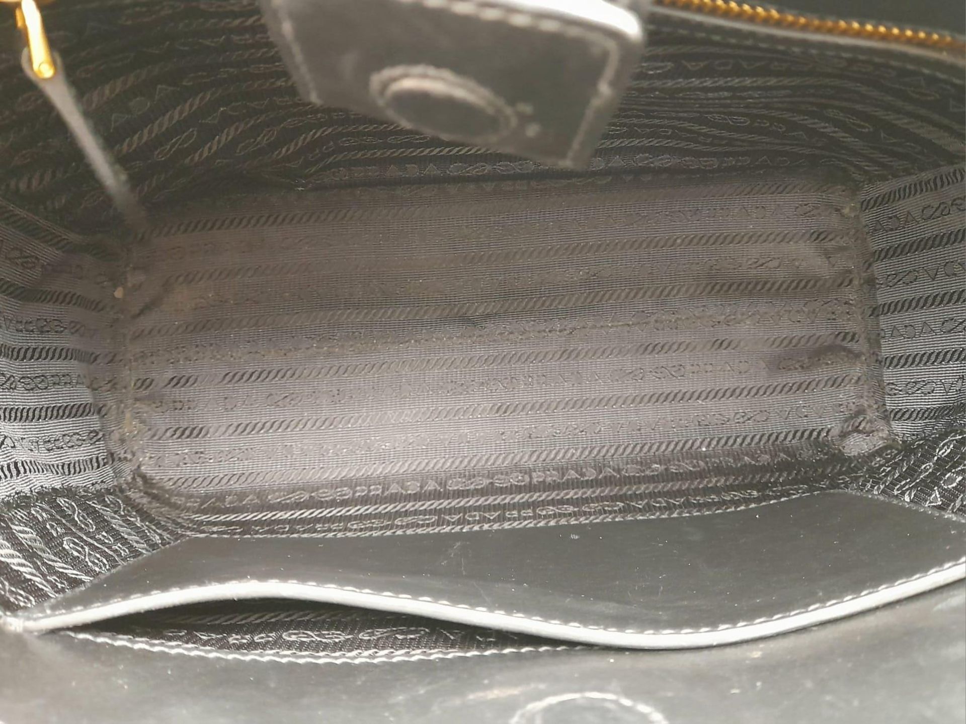 A Prada Black Leather Handbag with Adjustable Shoulder Strap. Textured leather with gold-tone - Bild 3 aus 8