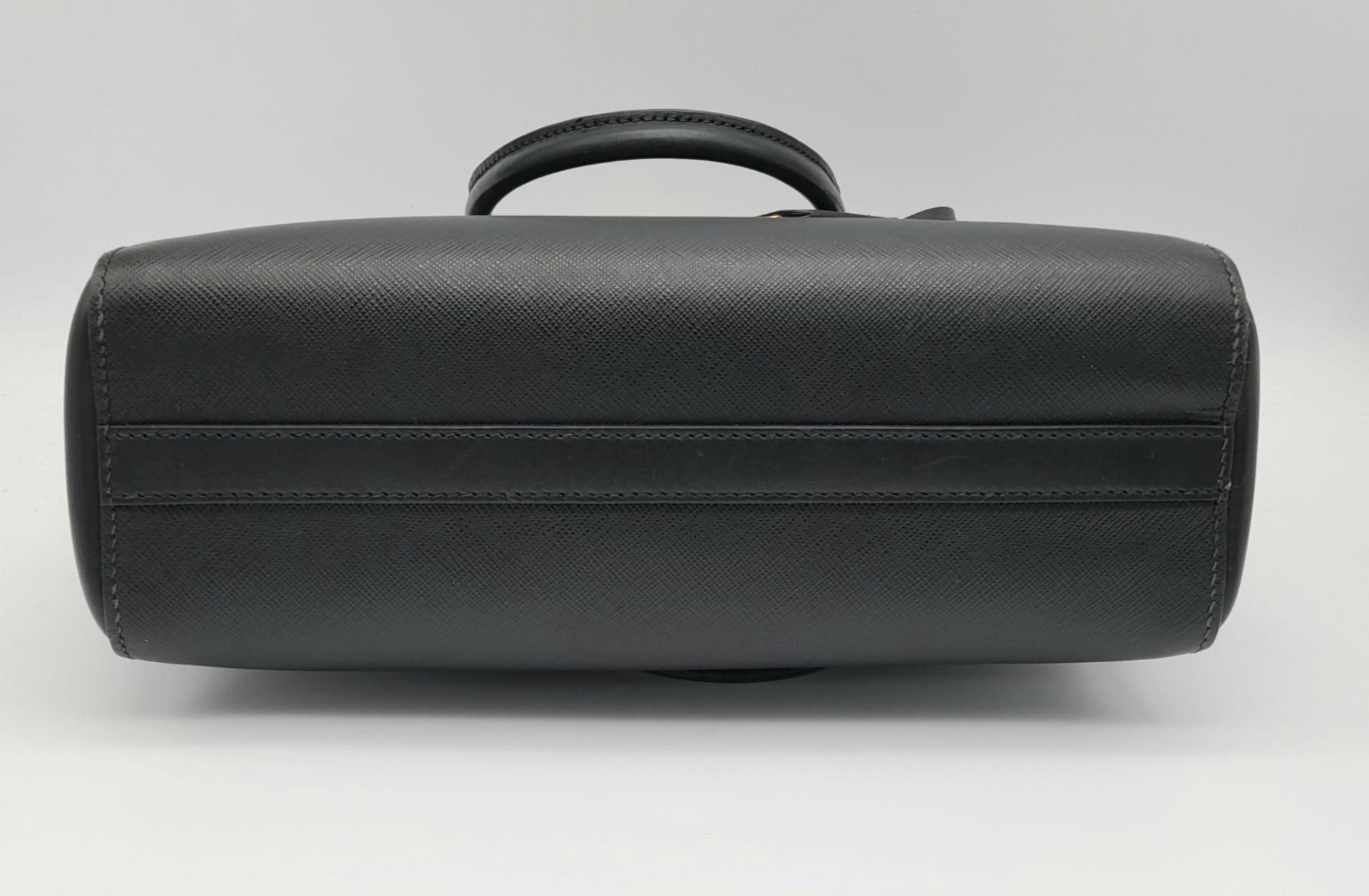 A Prada Black Leather Handbag with Adjustable Shoulder Strap. Textured leather with gold-tone - Bild 4 aus 8