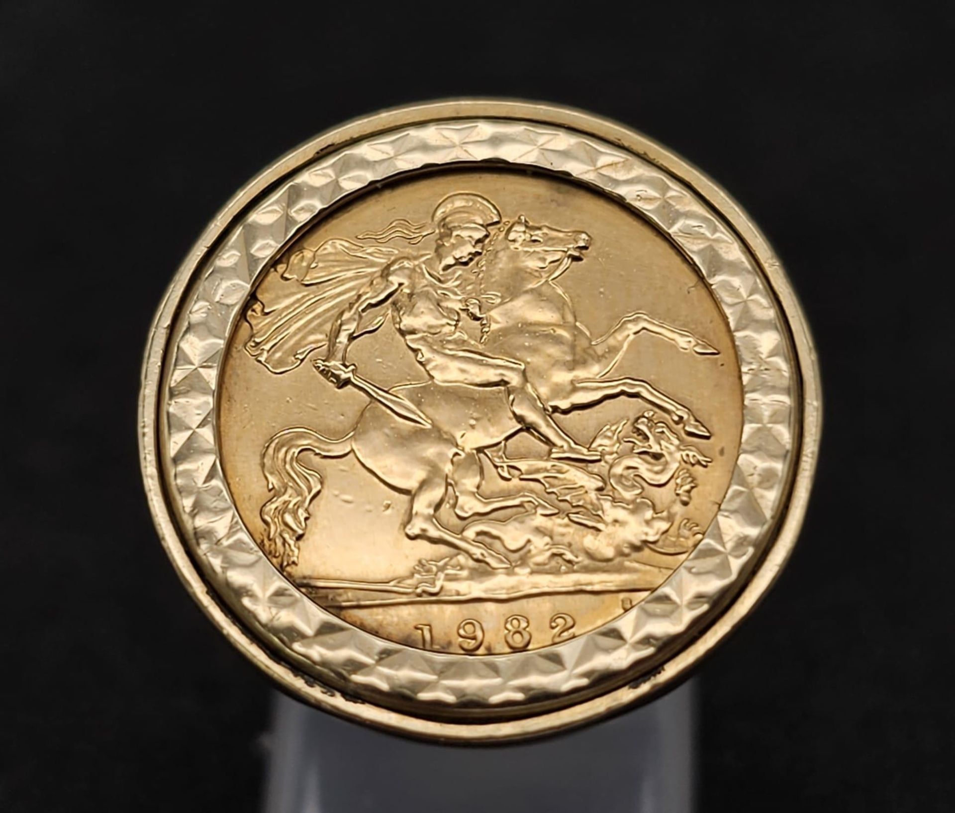 22k yellow gold half sovereign coin, dated 1982 with Queen Elizabeth, set into a 9k yellow gold ring - Bild 4 aus 8