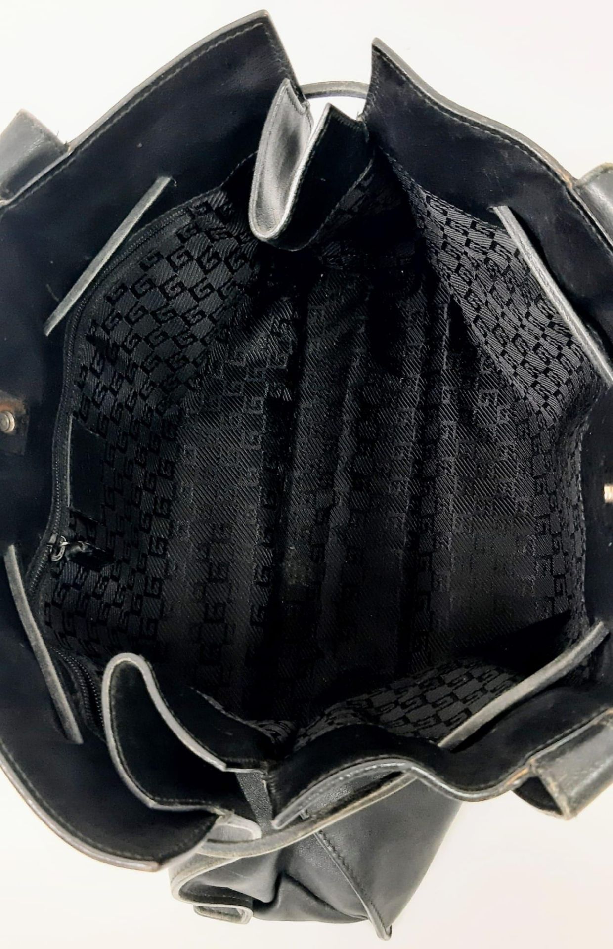 A Gucci Black Leather Small Tote Bag. Gucci monogram textile interior with zipped compartment. - Bild 10 aus 17