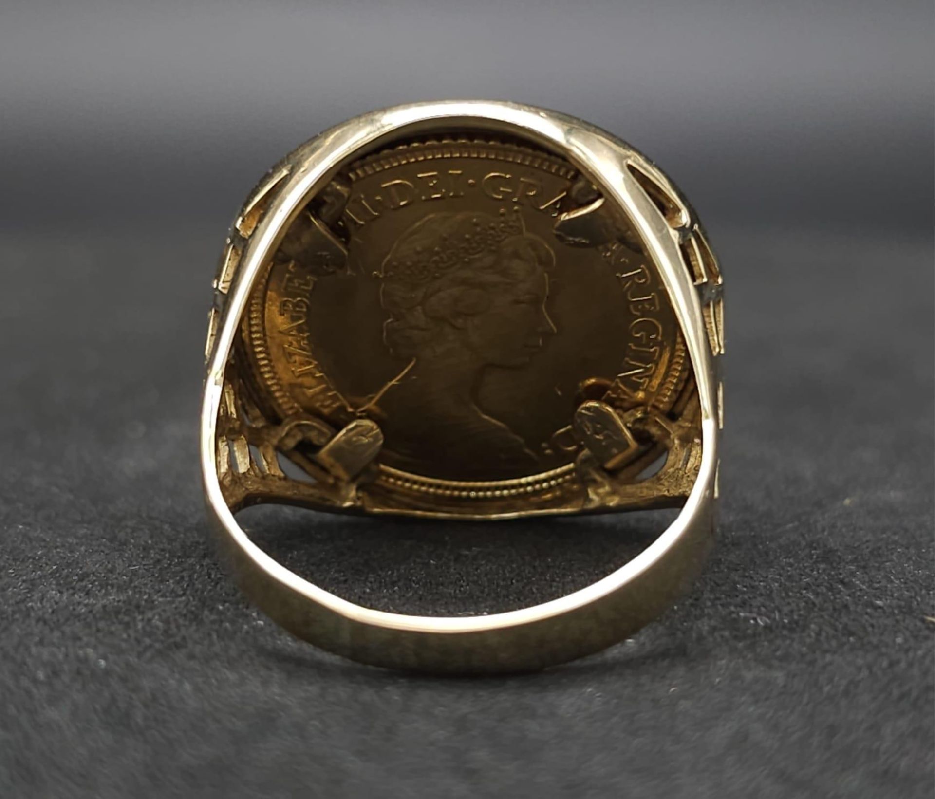 22k yellow gold half sovereign coin, dated 1982 with Queen Elizabeth, set into a 9k yellow gold ring - Bild 6 aus 8