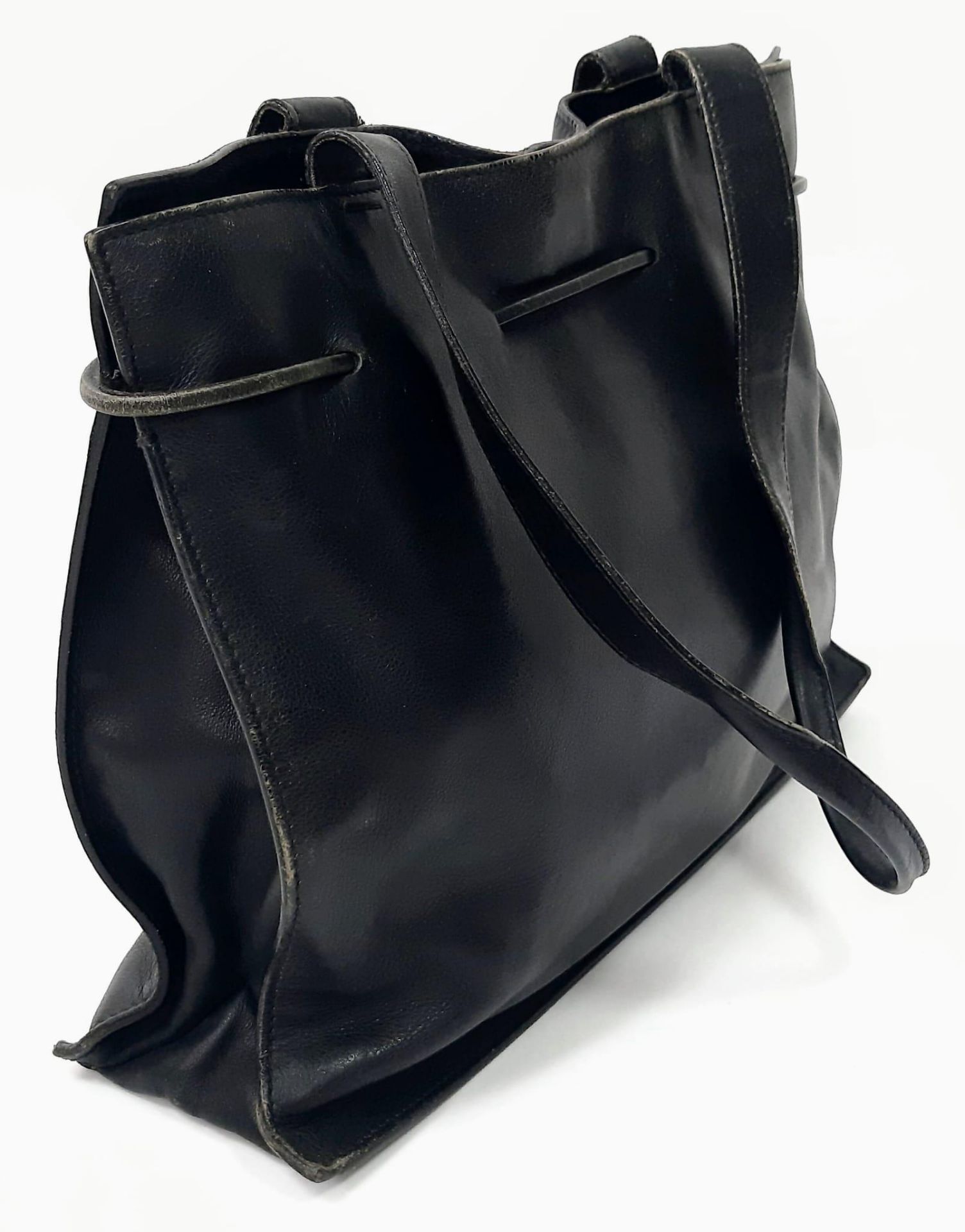 A Gucci Black Leather Small Tote Bag. Gucci monogram textile interior with zipped compartment. - Bild 7 aus 17