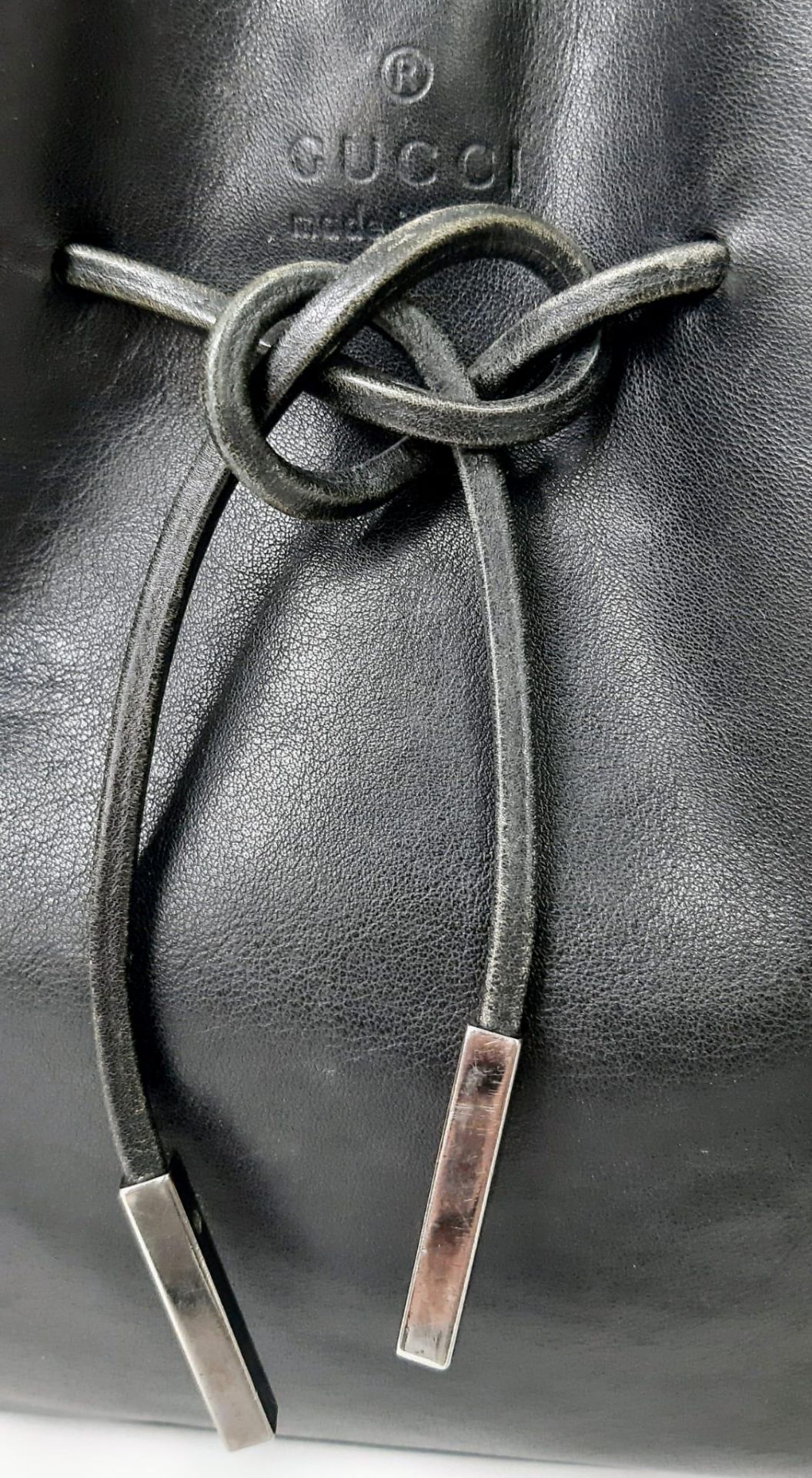 A Gucci Black Leather Small Tote Bag. Gucci monogram textile interior with zipped compartment. - Bild 13 aus 17