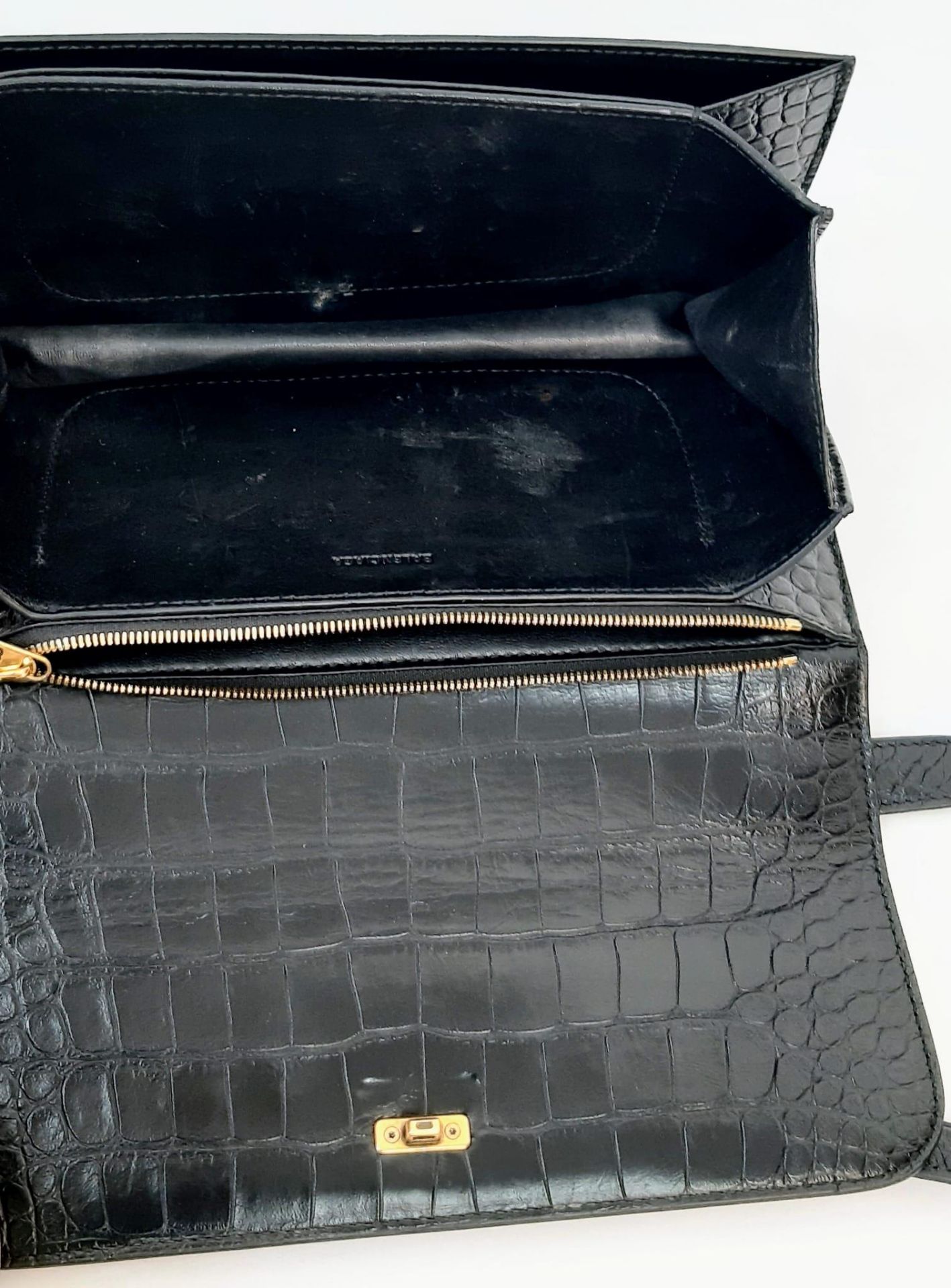 A Gossip Balenciaga BB Black Leather Handbag. Croc effect black leather. Gilded BB logo. Exterior - Bild 8 aus 9