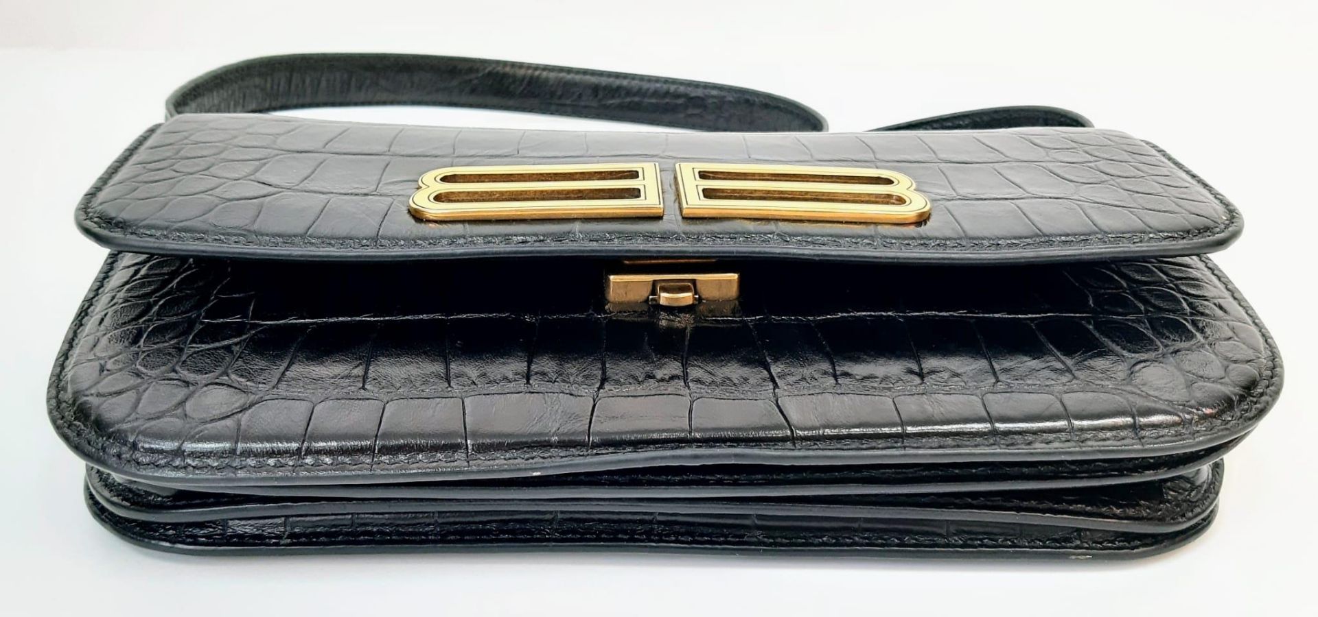 A Gossip Balenciaga BB Black Leather Handbag. Croc effect black leather. Gilded BB logo. Exterior - Bild 6 aus 9