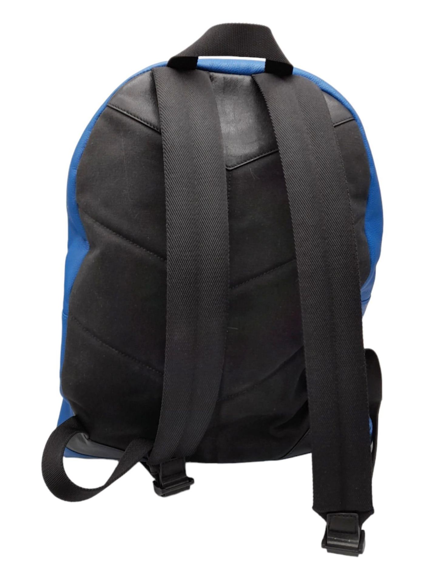A Jimmy Choo Blue Leather Backpack. Exterior pocket. Tough textile shoulder straps. Spacious - Bild 5 aus 13