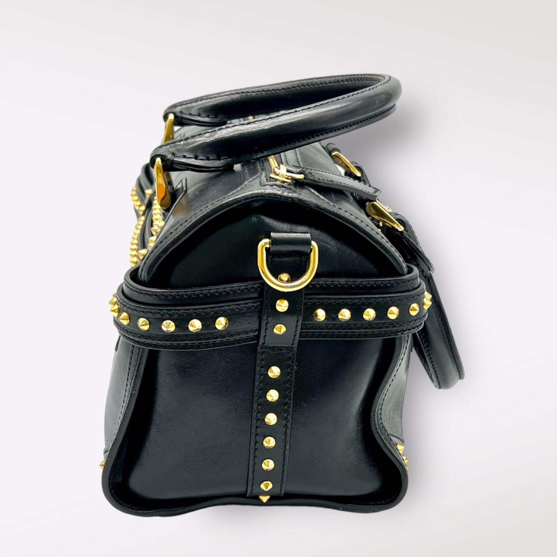 A Burberry Black Leather Stud Handbag. Adjustable studded shoulder strap. Gold-toned hardware. Three - Bild 4 aus 8