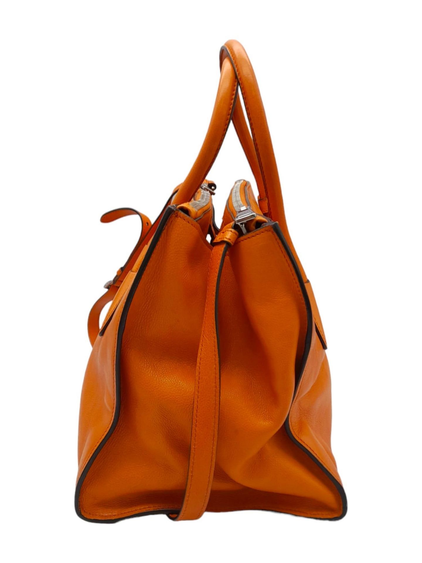 A Prada Saffiano Double Zip Luxury Tote Bag. Burnt orange leather with silver tone hardware. - Bild 4 aus 15