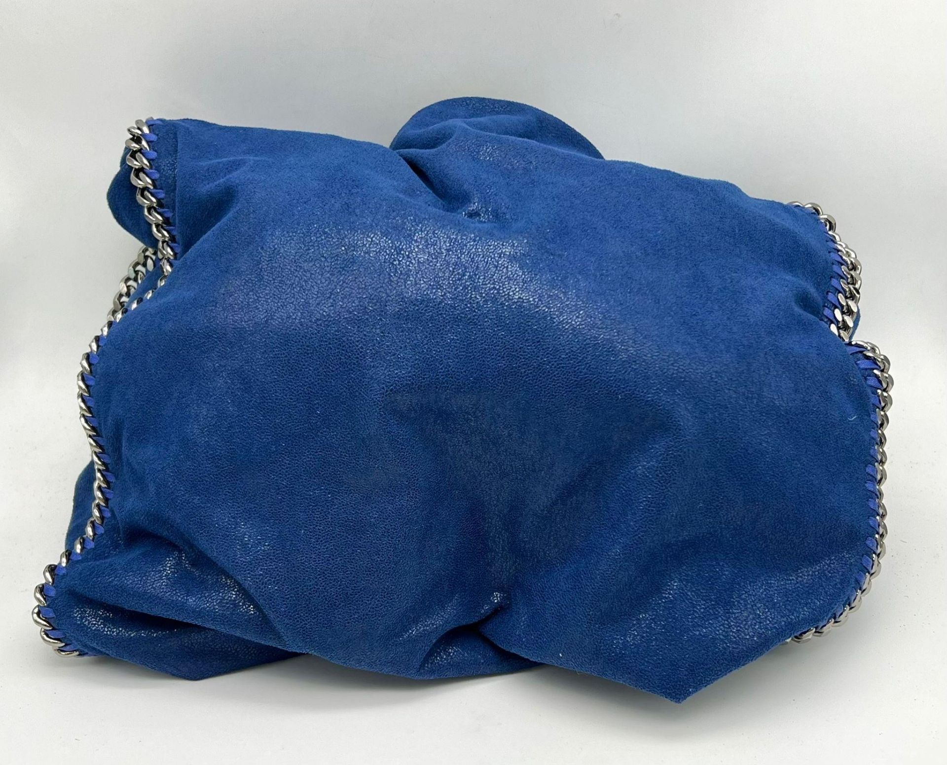 A Stella McCartney Falabella Electric Blue Tote Bag. Silver-tone chain shoulder straps. Magnetic - Bild 4 aus 8