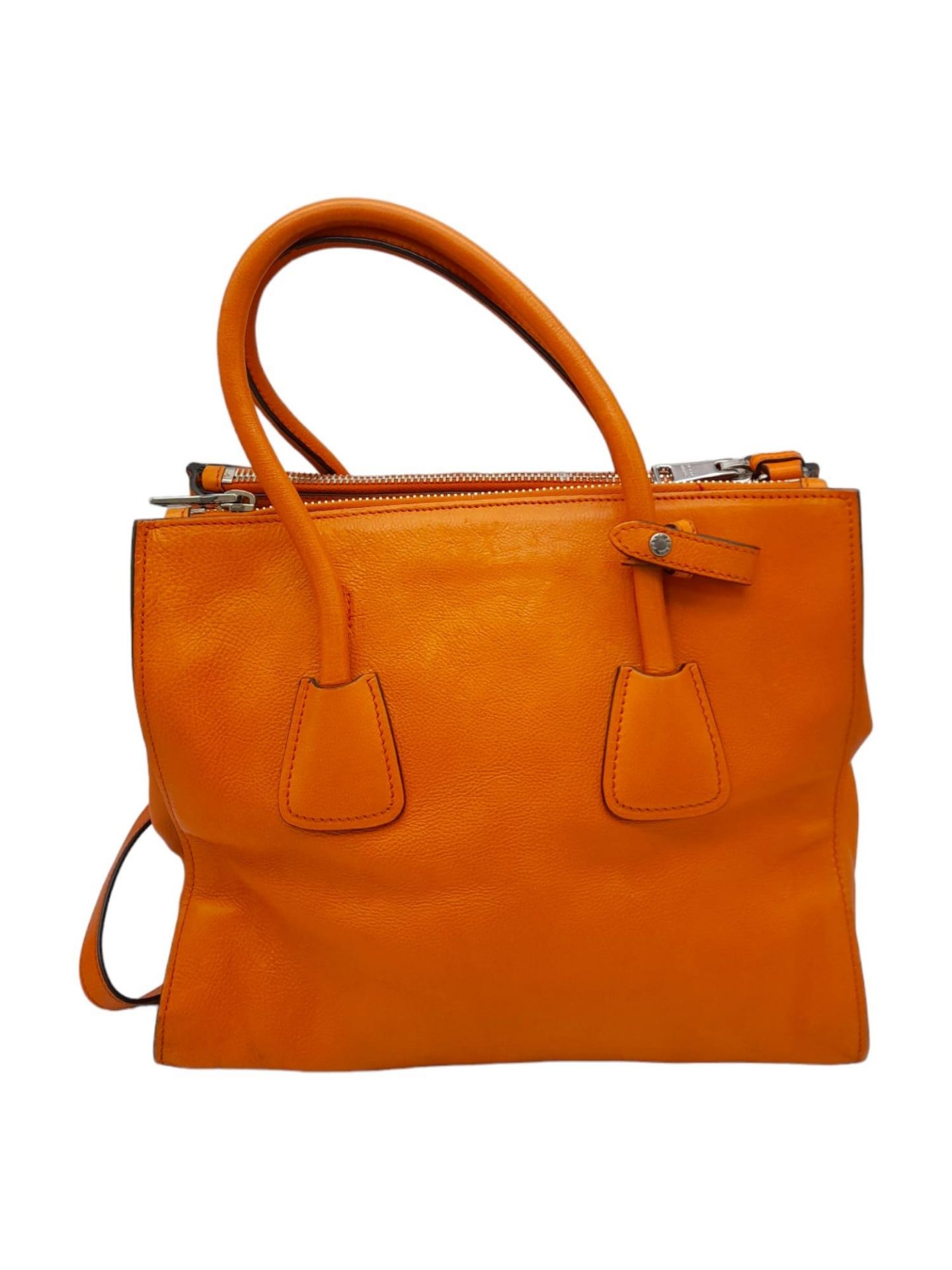 A Prada Saffiano Double Zip Luxury Tote Bag. Burnt orange leather with silver tone hardware. - Bild 6 aus 15