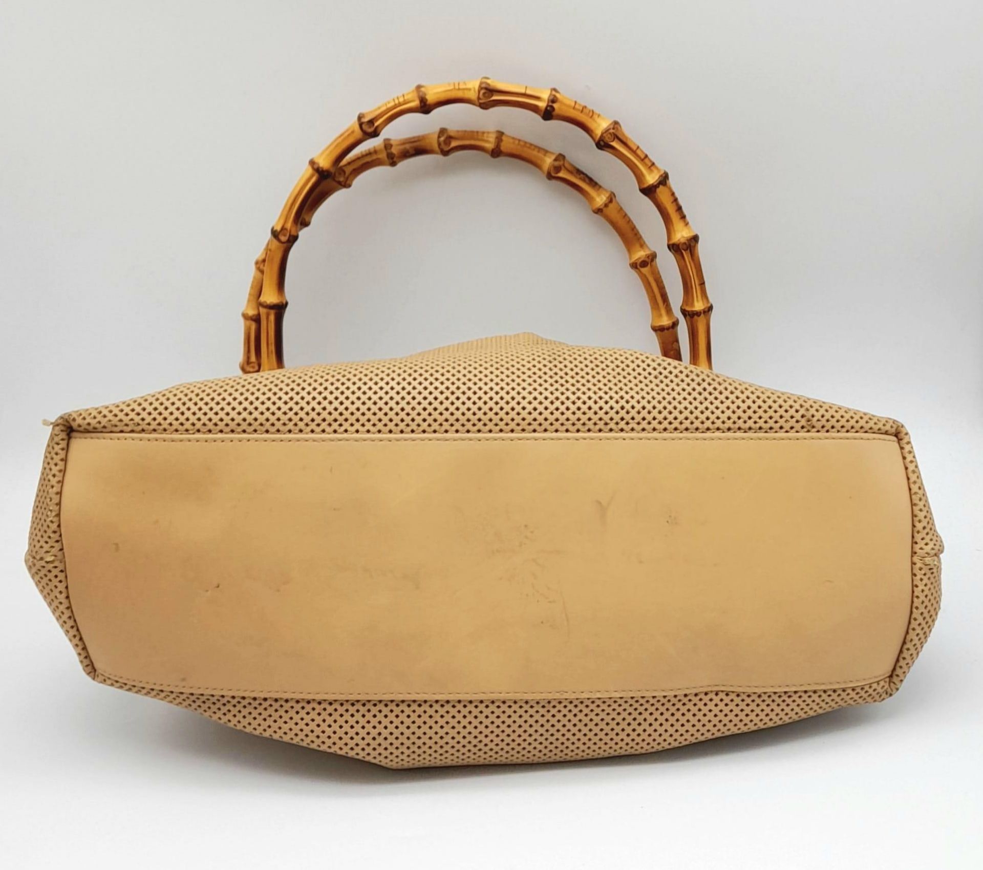 A Gucci Beige Perforated Leather Bamboo Handbag. Soft leather exterior with classic bamboo top - Bild 6 aus 8
