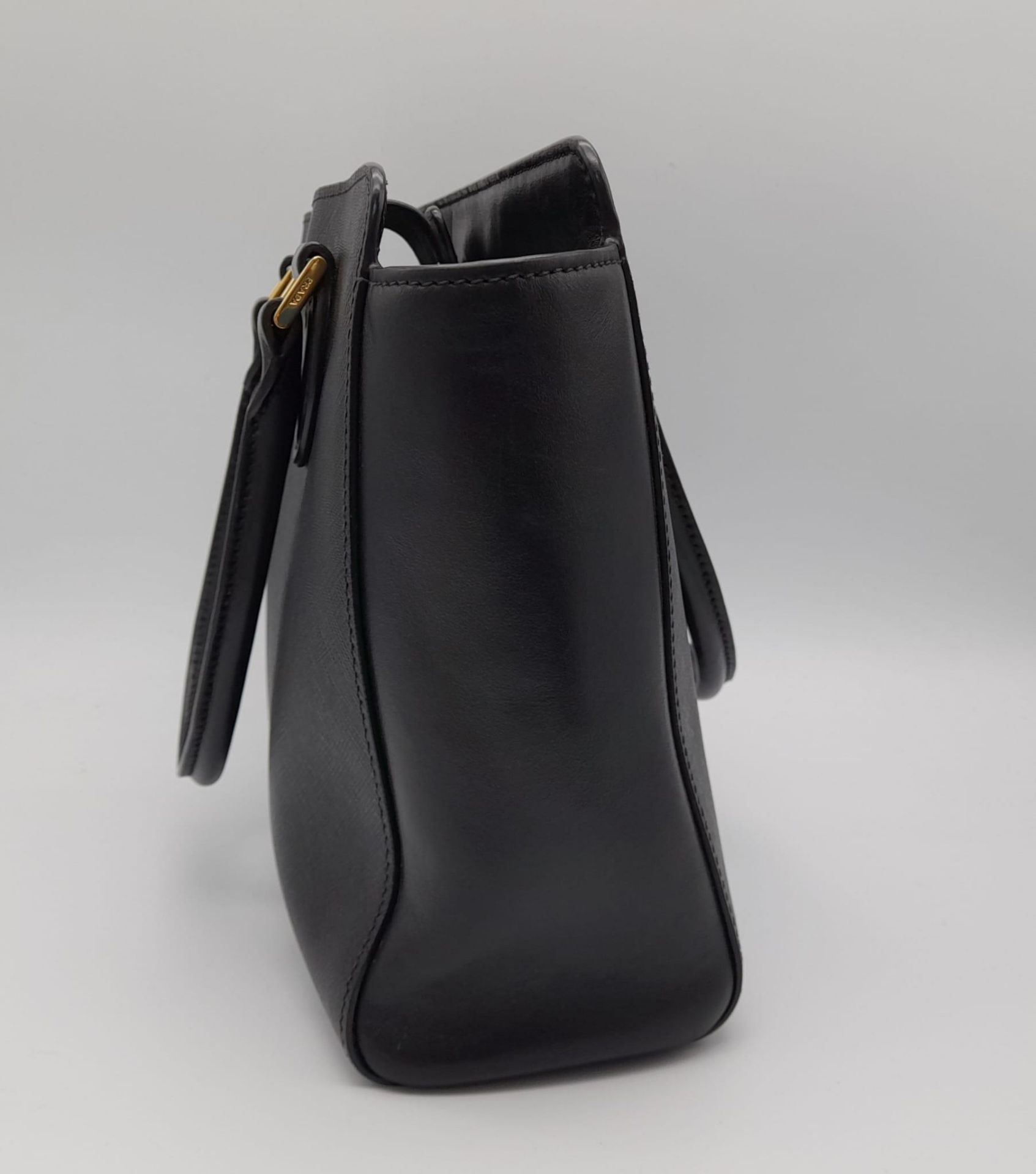 A Prada Black Leather Handbag with Adjustable Shoulder Strap. Textured leather with gold-tone - Bild 5 aus 8