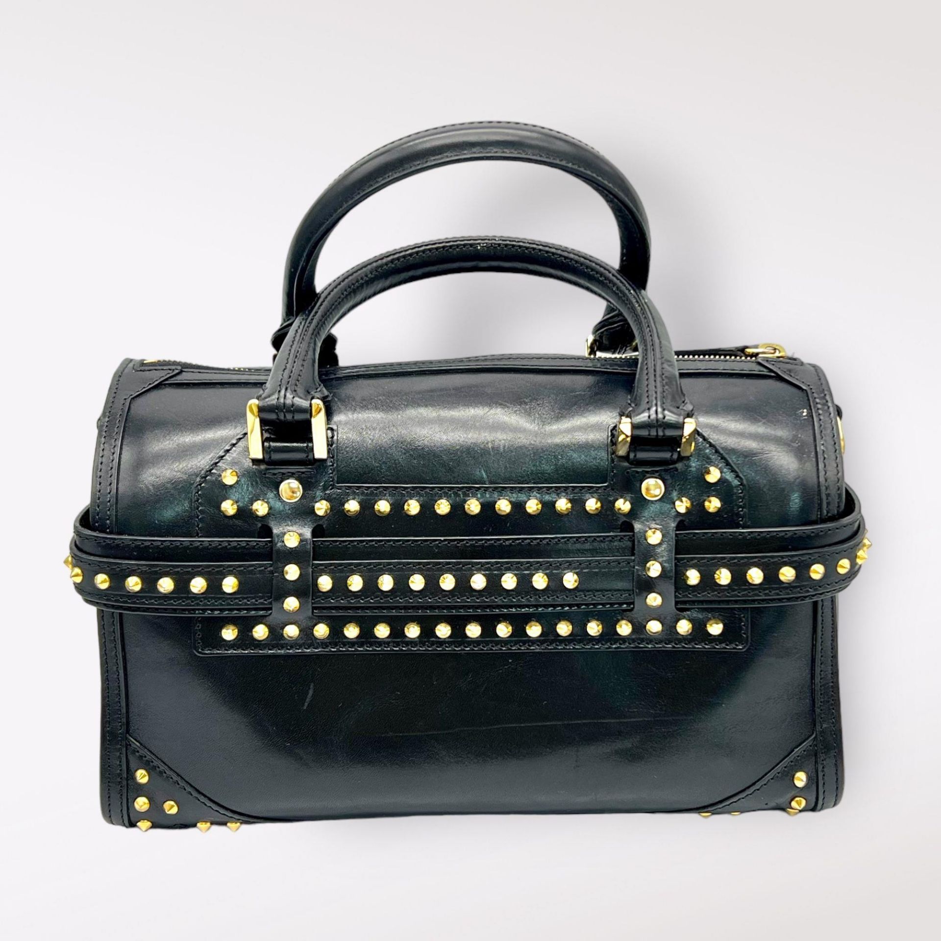 A Burberry Black Leather Stud Handbag. Adjustable studded shoulder strap. Gold-toned hardware. Three - Bild 3 aus 8