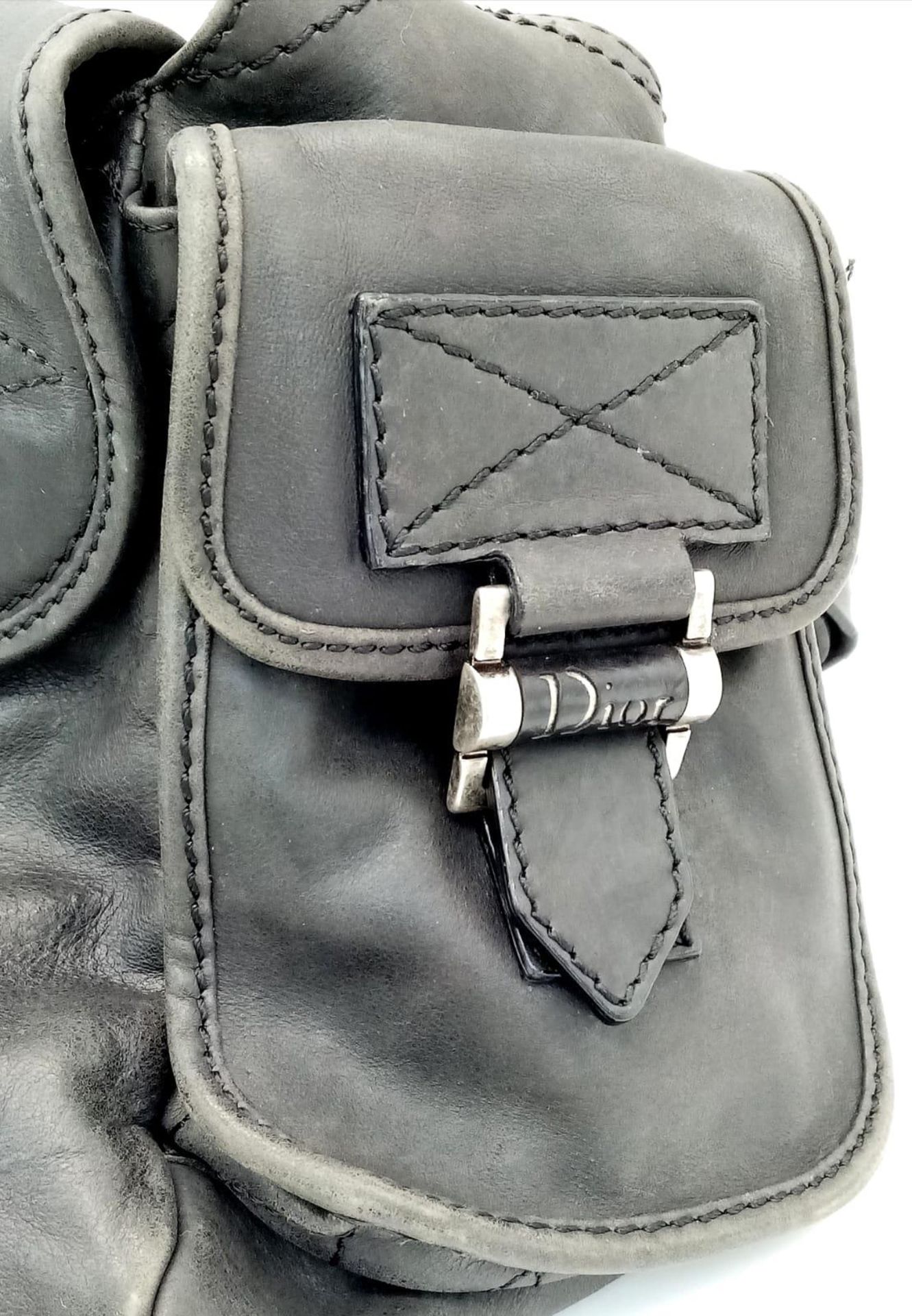 A Christian Dior Black Leather Handbag. Silver tone hardware. Chunky clasp lock. Two exterior side - Bild 4 aus 7