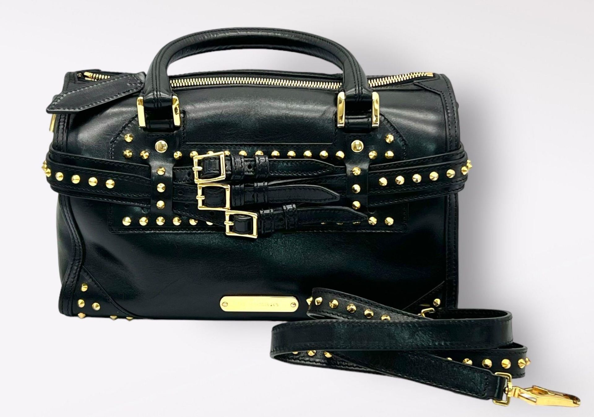 A Burberry Black Leather Stud Handbag. Adjustable studded shoulder strap. Gold-toned hardware. Three - Bild 6 aus 8