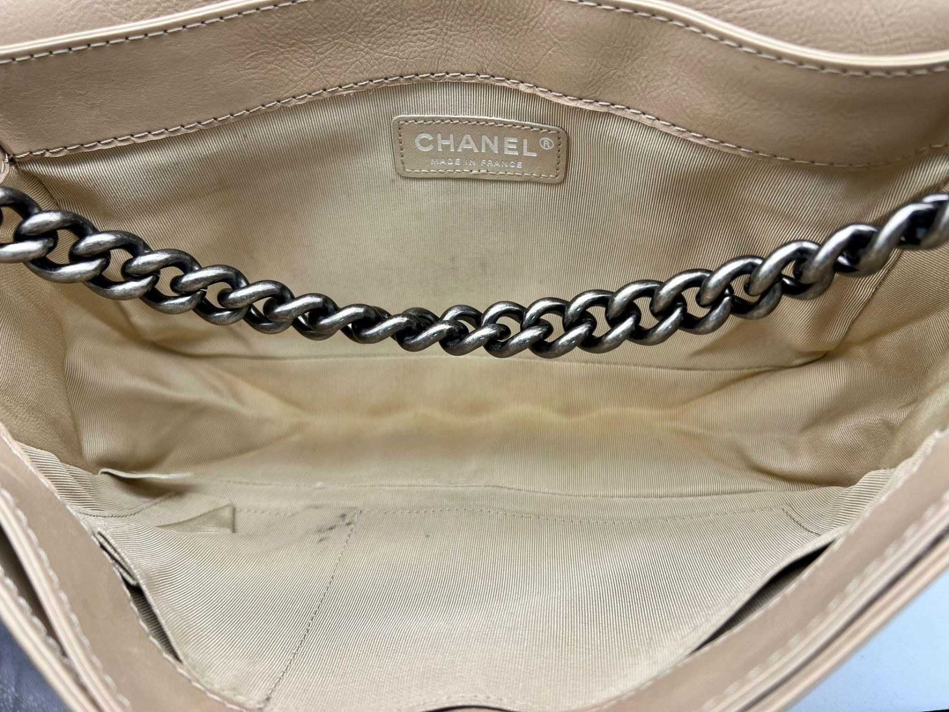 A Chanel Beige Leather Crossbody Flap Bag. Soft leather with gun-metal finish hardware. Textile - Bild 5 aus 7