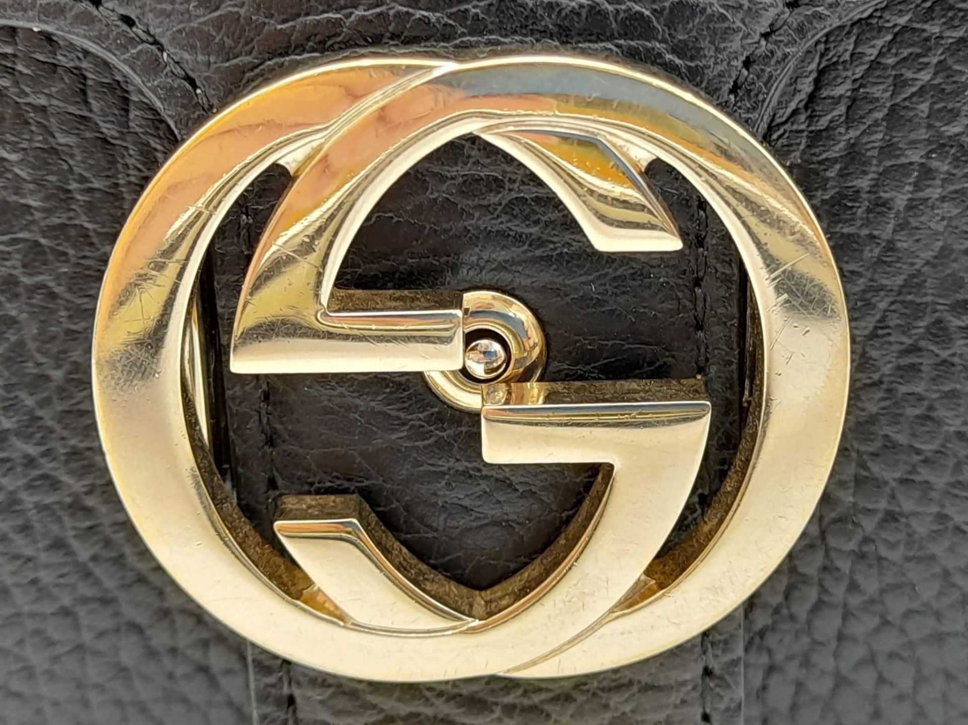 A Classic Gucci Interlocking Black Leather Hand/Shoulder bag. Gold tone hardware, Built in chain - Bild 6 aus 8