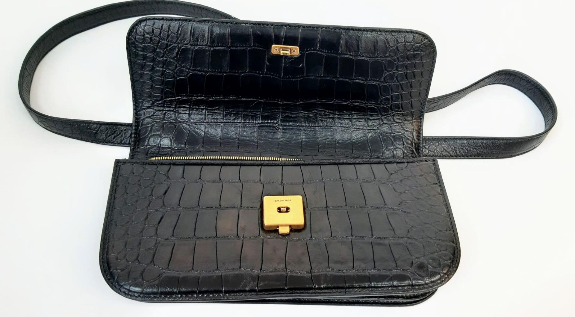 A Gossip Balenciaga BB Black Leather Handbag. Croc effect black leather. Gilded BB logo. Exterior - Bild 7 aus 9