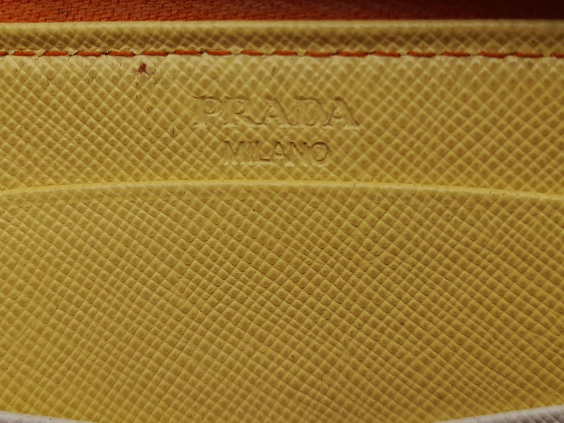 A Prada Burnt Orange Leather Wallet/Clutch. Gilded touches. Spacious interior.Textile and leather - Bild 9 aus 11