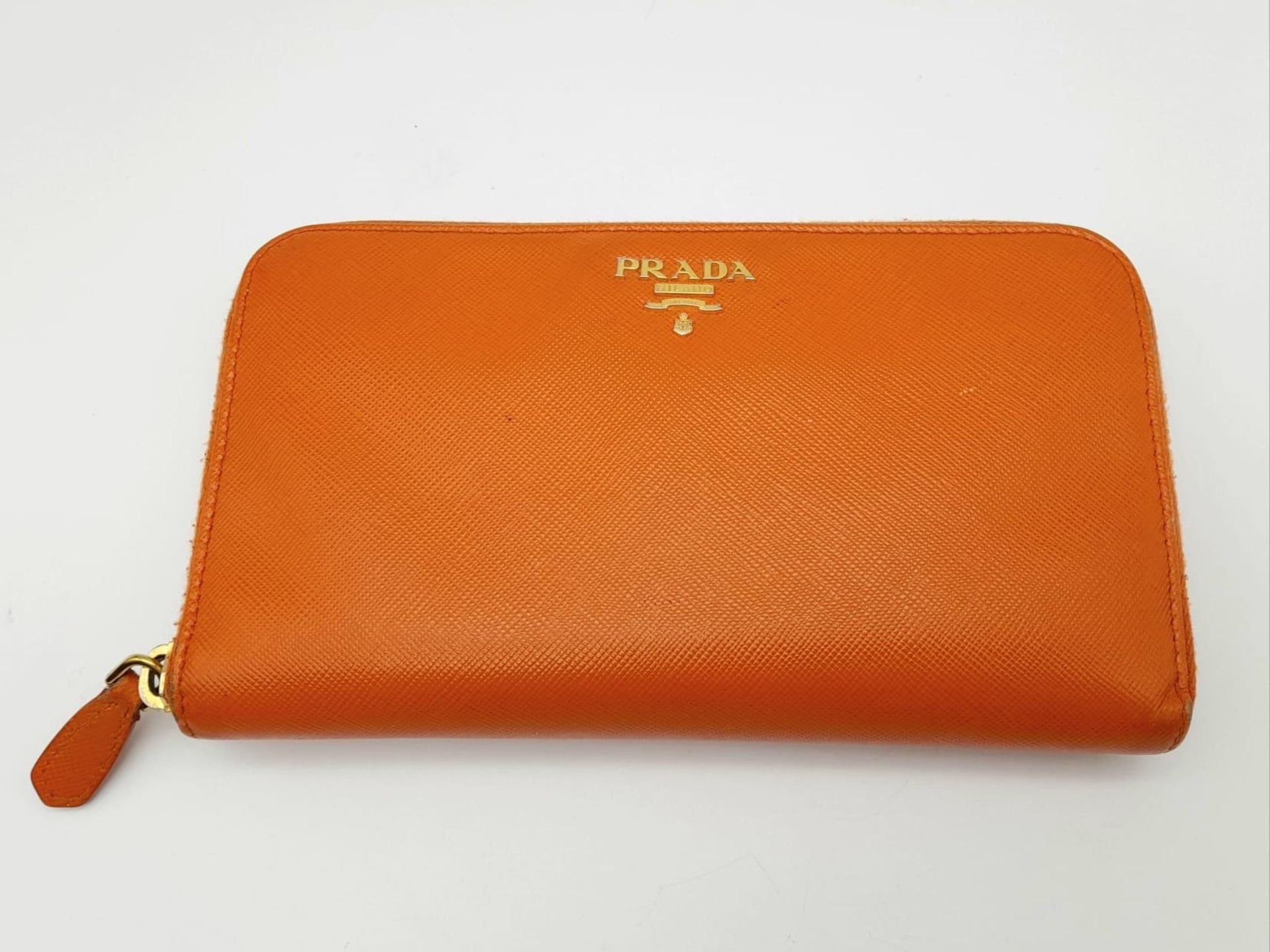 A Prada Burnt Orange Leather Wallet/Clutch. Gilded touches. Spacious interior.Textile and leather - Bild 2 aus 11
