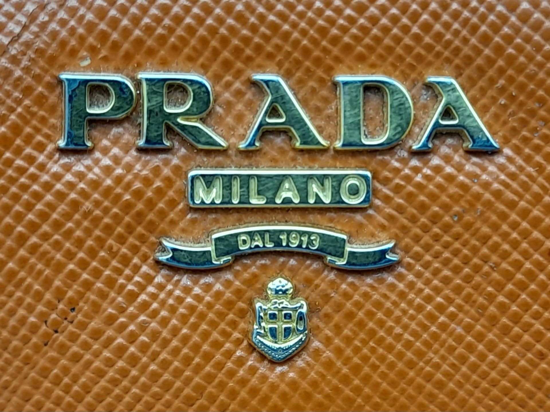 A Prada Burnt Orange Leather Wallet/Clutch. Gilded touches. Spacious interior.Textile and leather - Bild 6 aus 11