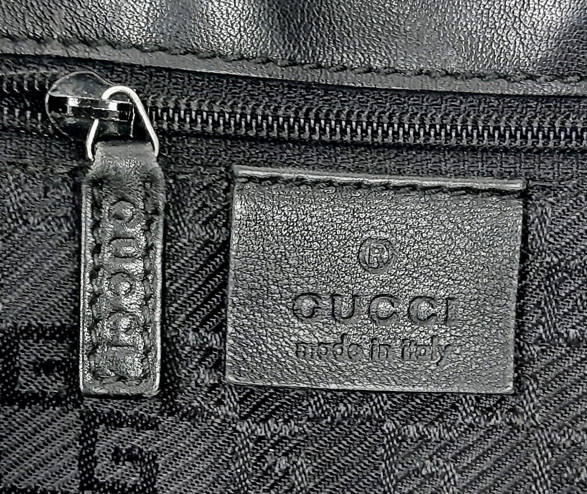 A Gucci Black Leather Small Tote Bag. Gucci monogram textile interior with zipped compartment. - Bild 15 aus 17