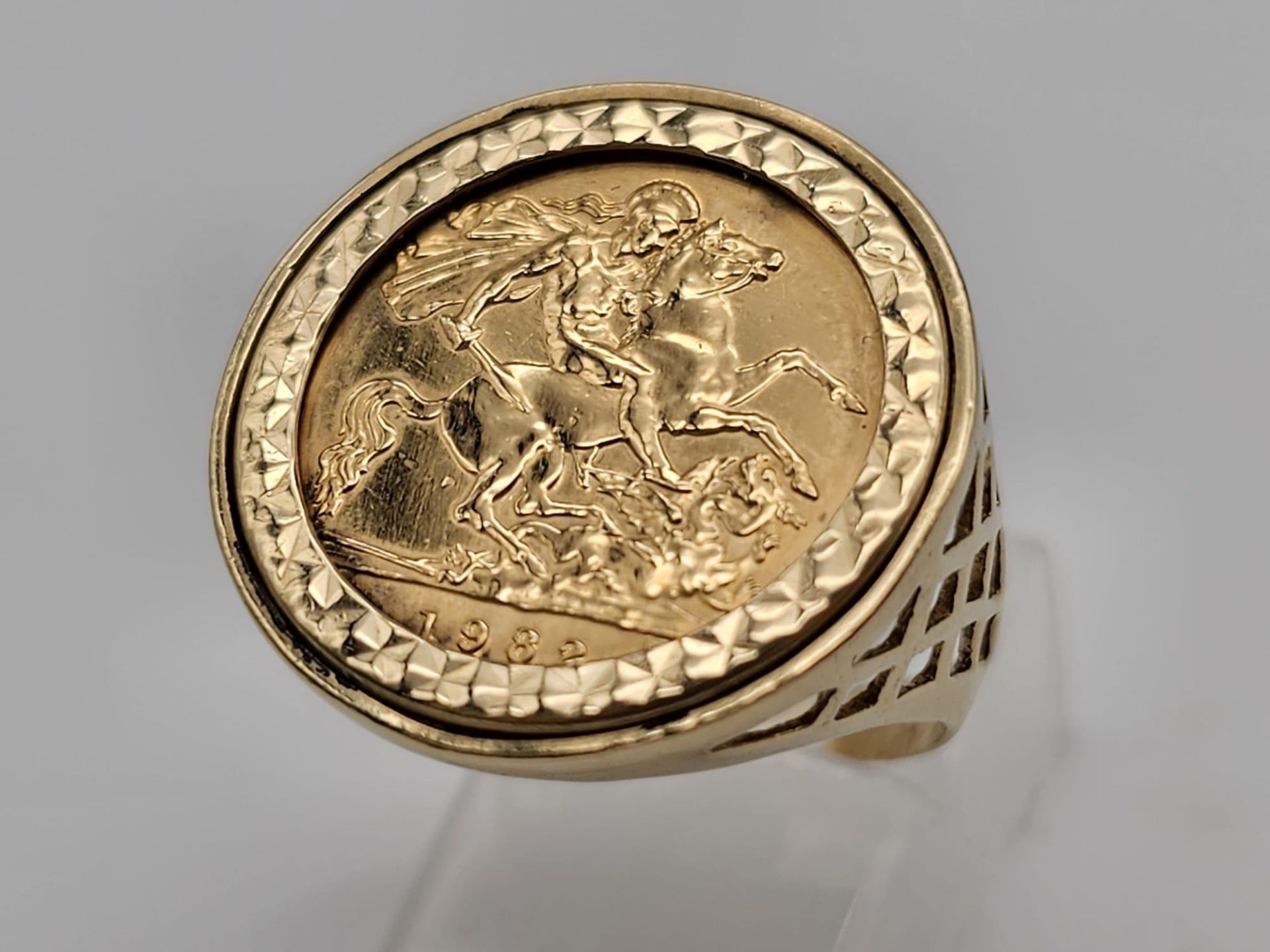 22k yellow gold half sovereign coin, dated 1982 with Queen Elizabeth, set into a 9k yellow gold ring - Bild 2 aus 8