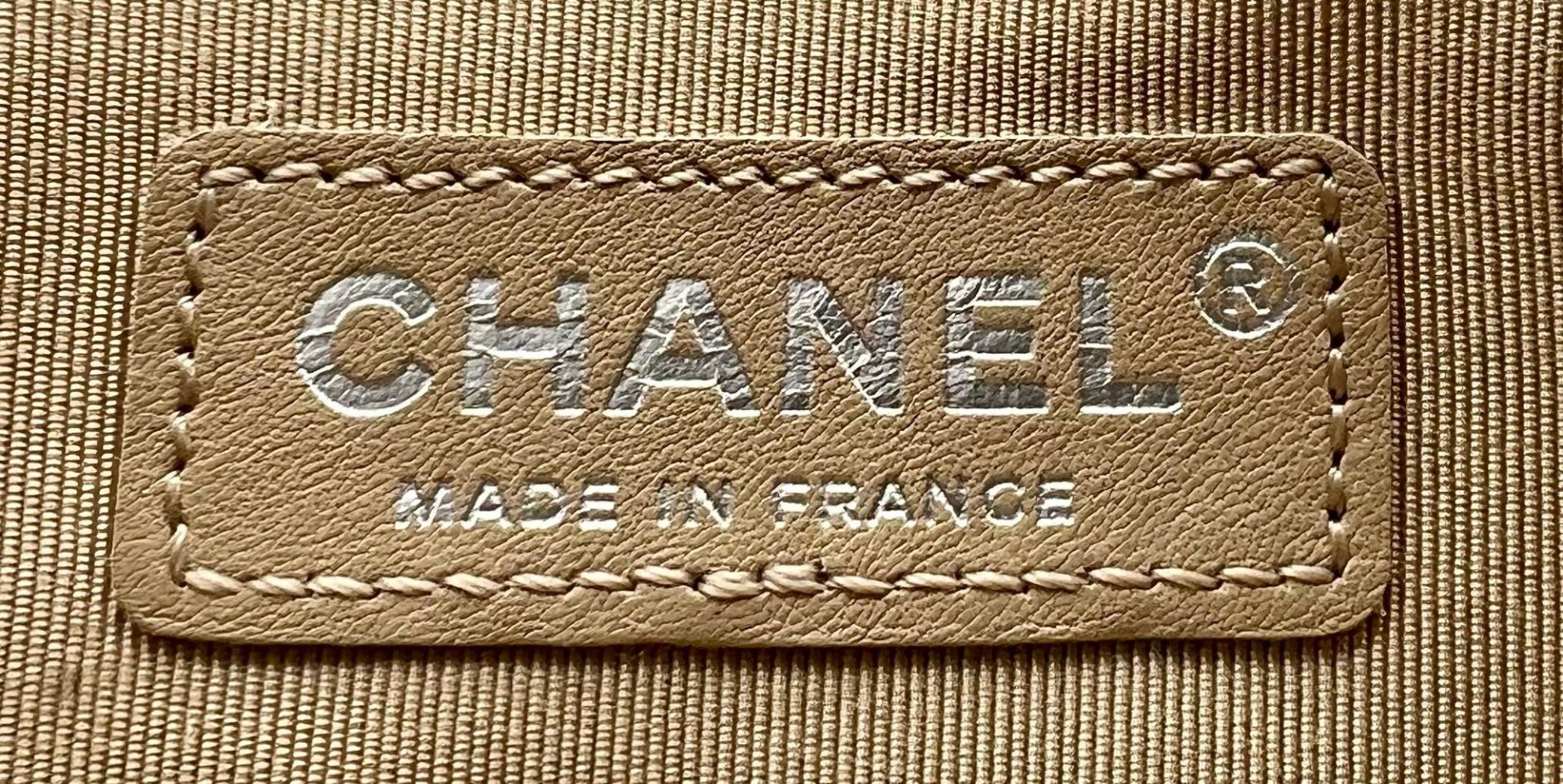 A Chanel Beige Leather Crossbody Flap Bag. Soft leather with gun-metal finish hardware. Textile - Bild 6 aus 7