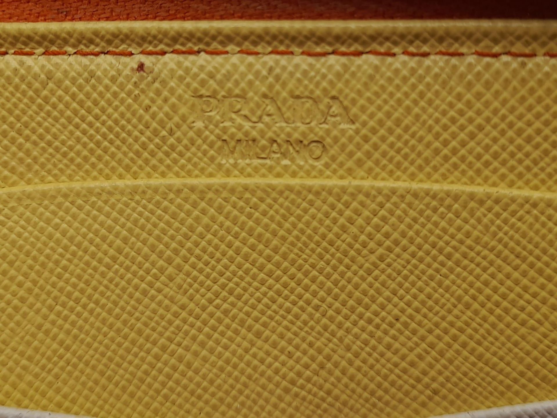 A Prada Burnt Orange Leather Wallet/Clutch. Gilded touches. Spacious interior.Textile and leather - Bild 8 aus 11