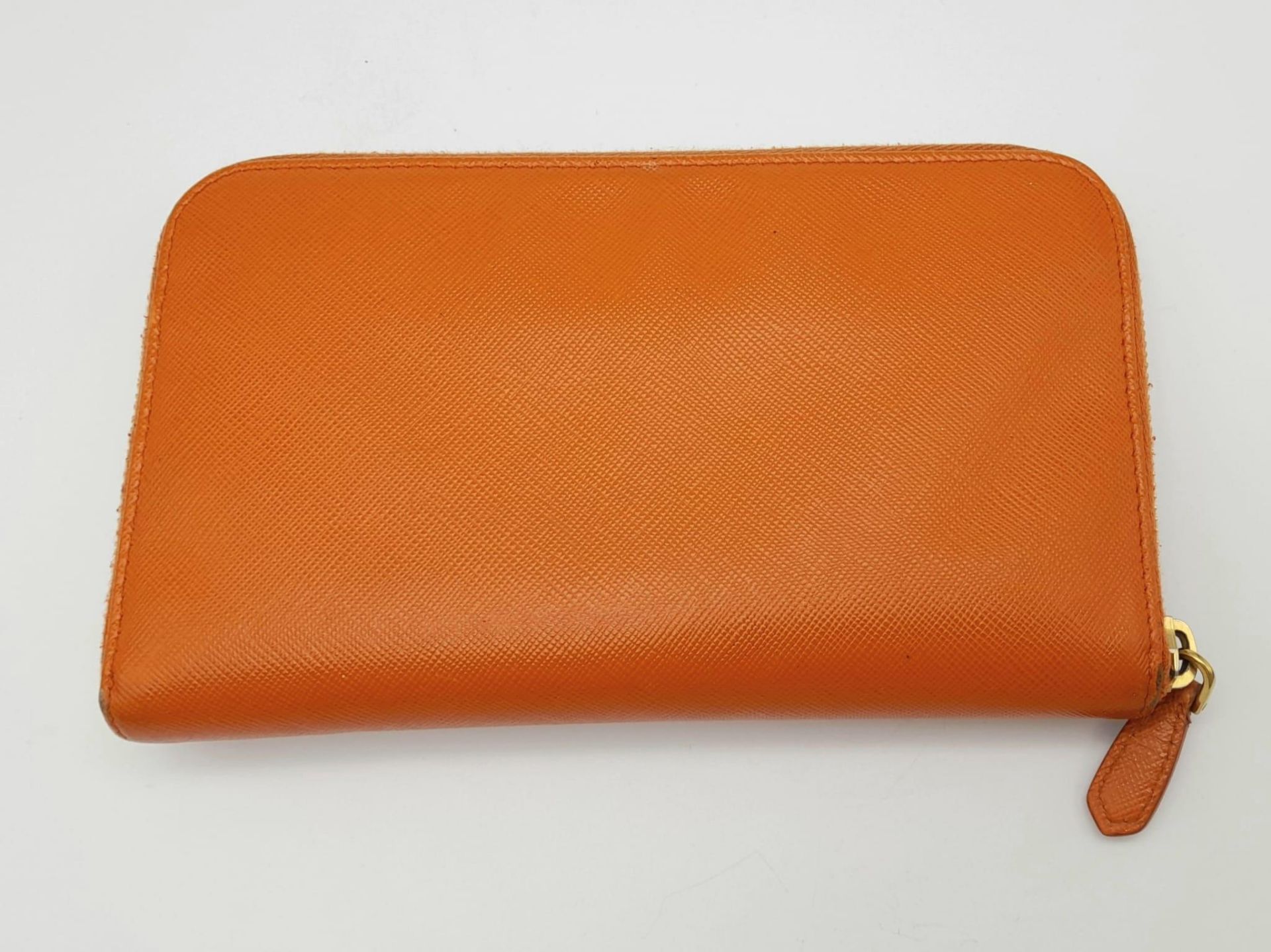 A Prada Burnt Orange Leather Wallet/Clutch. Gilded touches. Spacious interior.Textile and leather - Bild 4 aus 11