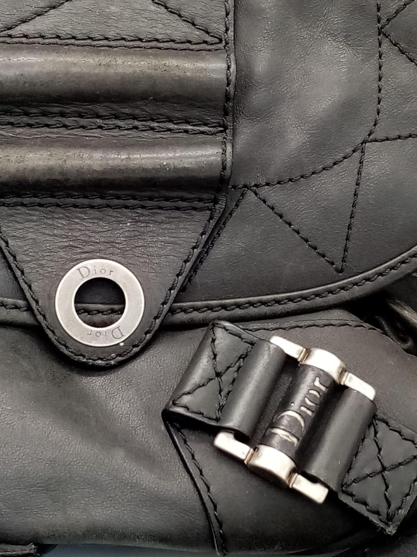 A Christian Dior Black Leather Handbag. Silver tone hardware. Chunky clasp lock. Two exterior side - Bild 5 aus 7