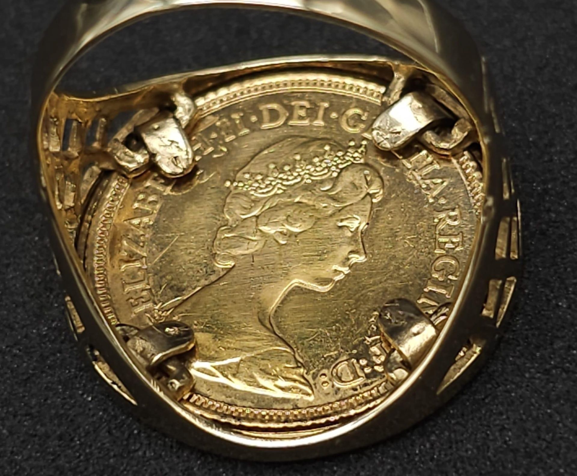 22k yellow gold half sovereign coin, dated 1982 with Queen Elizabeth, set into a 9k yellow gold ring - Bild 7 aus 8