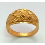 A Vintage 21K Yellow Gold (tested) Geometric Decorative Band Ring. Size O. 5.51g