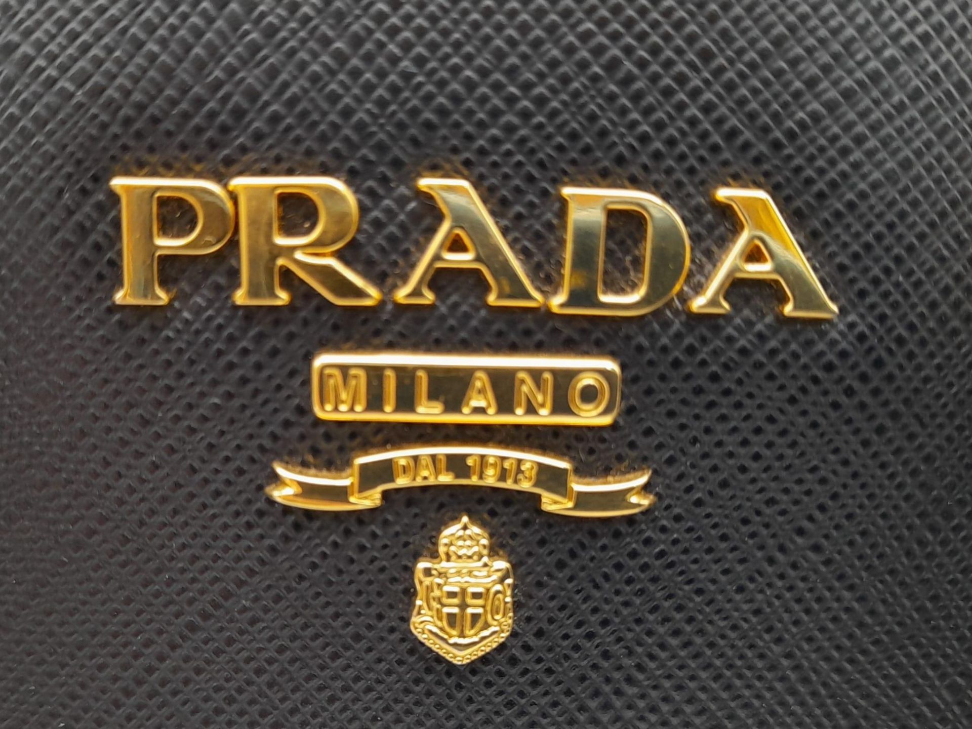 A Prada Black Leather Handbag with Adjustable Shoulder Strap. Textured leather with gold-tone - Bild 2 aus 8