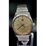 A Vintage Rado Voyager Gents Watch. Stainless steel strap and case - 34mm. Beige dial with day/