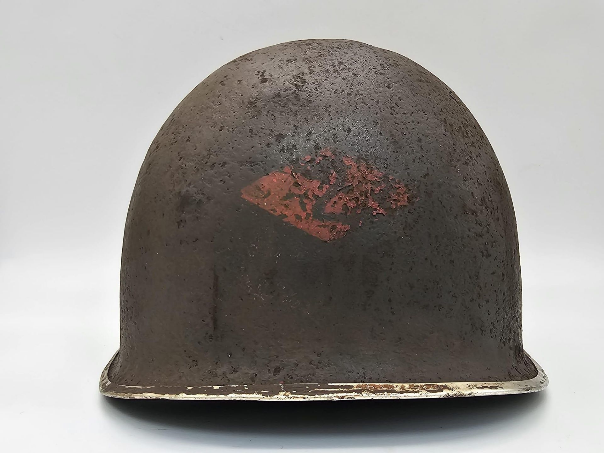 Semi Relic WW2 US Rangers Medic’s M1 Helmet. Early War fixed Bale with front split seam. - Bild 6 aus 9