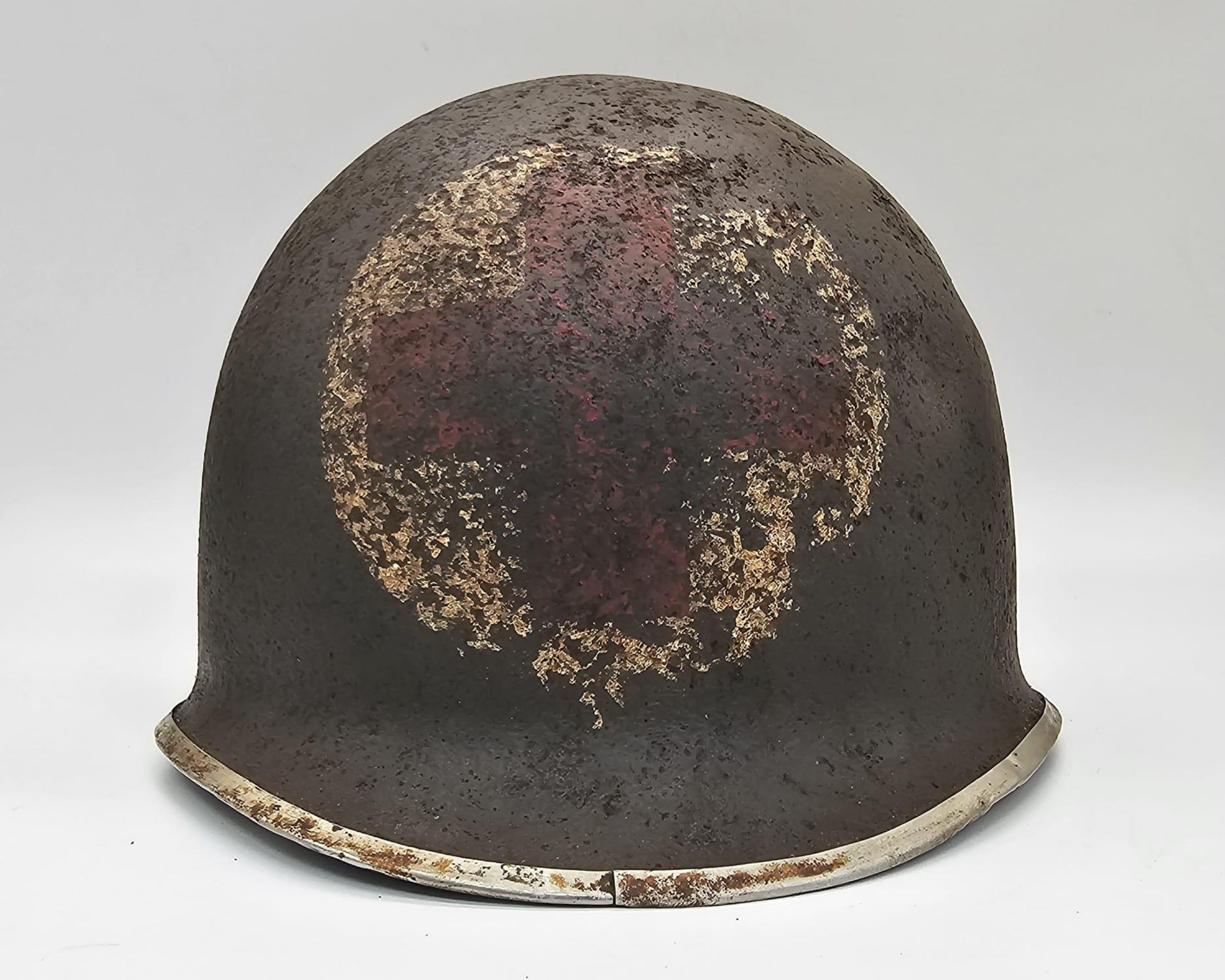 Semi Relic WW2 US Rangers Medic’s M1 Helmet. Early War fixed Bale with front split seam. - Bild 3 aus 9