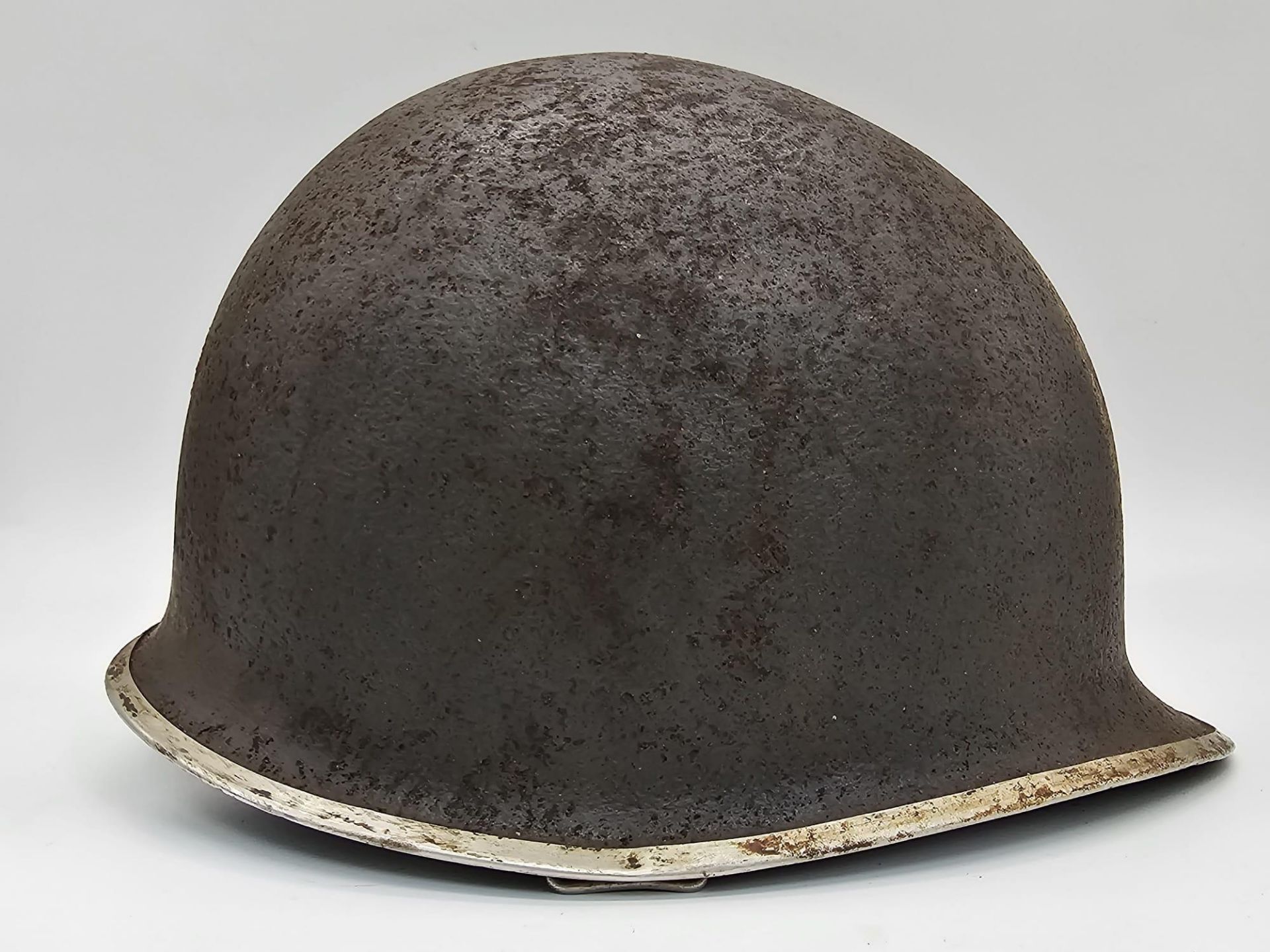 Semi Relic WW2 US Rangers Medic’s M1 Helmet. Early War fixed Bale with front split seam. - Bild 7 aus 9