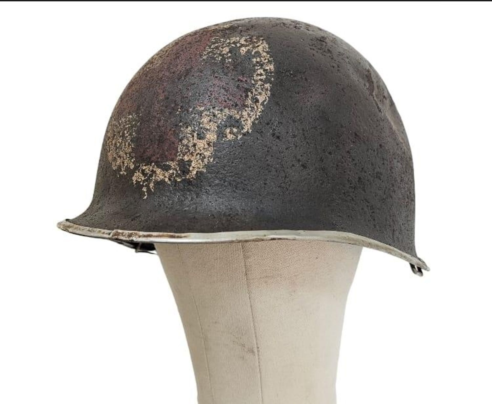 Semi Relic WW2 US Rangers Medic’s M1 Helmet. Early War fixed Bale with front split seam. - Bild 2 aus 9