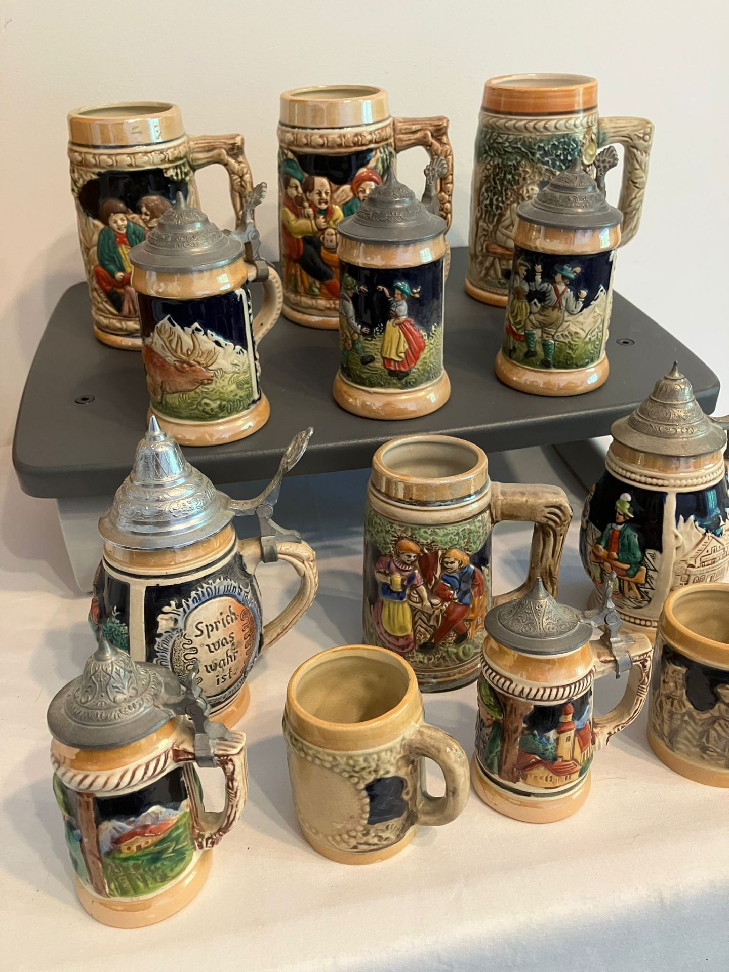 Collection of German/Austrian Beer Steins and Tankards. Various sizes to include steins with lids, - Bild 3 aus 3