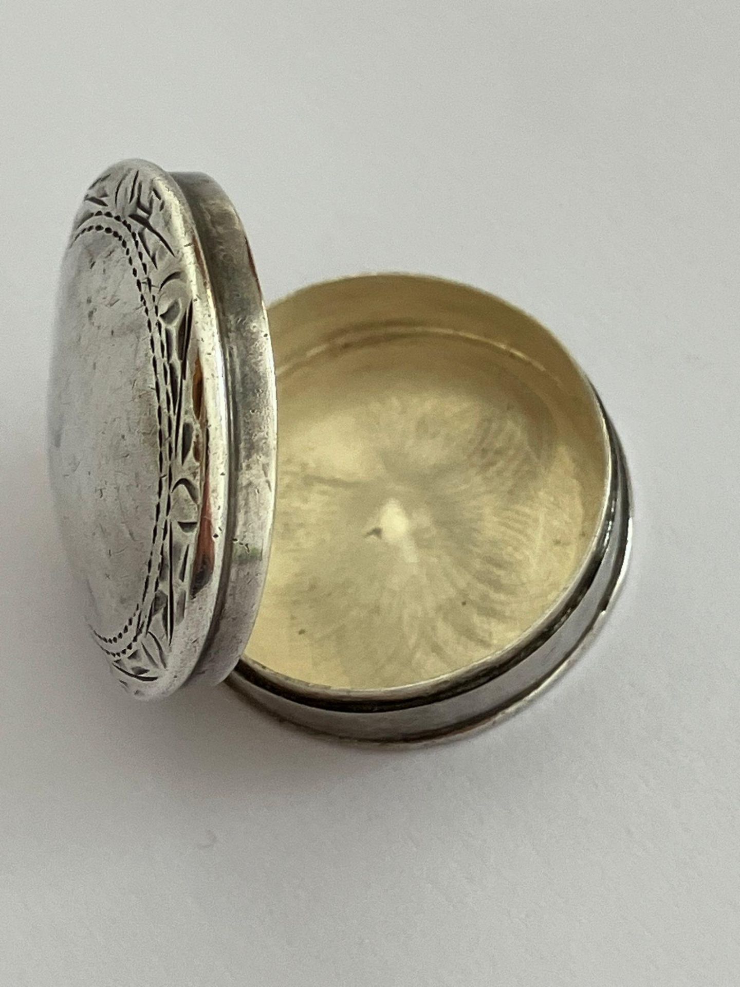 Vintage SILVER PILL BOX in circular form with decorated border. Hallmark on base. - Image 2 of 2