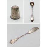 A Potpourri of Silver Items: a thimble, a decorative fish knife, and a condiment spoon! approx 30g