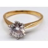 18K YELLOW GOLD 1CT MOISSANITE SOLITAIRE RING. TOTAL WEIGHT 2.6G. SIZE N